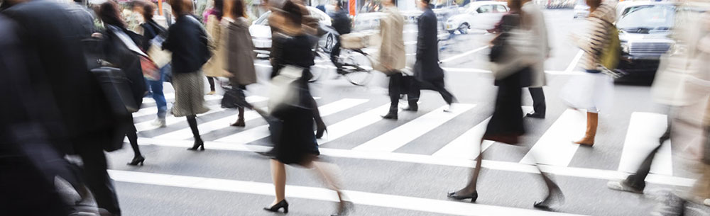 pedoni che attraversano 1000